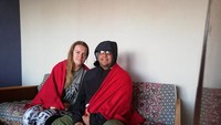 Dulu selimut untuk melindungi dari dinginnya cuaca pegunungan, sekarang untuk melindung dari dinginnya pendingin ruangan.  