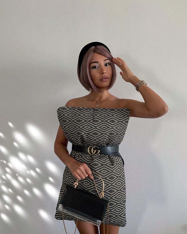 Entah siapa yang memulai duluan, tapi #QuarantinePillowChallenge mulai trending di Instagram. Influencer atau selebgram internasional juga tak mau ketinggalan mencoba tantangan ini. Mereka berlomba-lomba memberikan gaya terbaiknya dengan padanan aksesori lain. (Foto: Instagram)