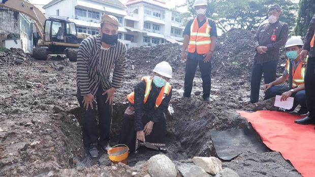 Wali Kota Malang melakukan peletakan batu pertama