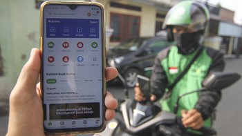 Layanan antar jemput di aplikasi ojek online menghilang seiring dengan diberlakukannya Pembatasan Sosial Berskala Besar (PSBB) di Jakarta untuk memutus rantai penyebaran virus Corona di ibu kota, Jumat (10/4/2020). ANTARA FOTO/Asprilla Dwi Adha.