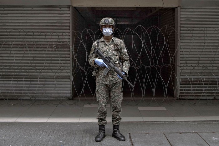 Potret Garda Terdepan Malaysia di Tengah Pandemi Corona Potret ragam profesi yang turut berjuang di garda terdepan saat pandemi Corona guna membantu kehidupan masyarakat saat di rumah saja. Siapa dia? Tenaga medis, tentara hingga jurnalis.