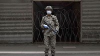 Adam, seorang anggota Tentara Kerajaan Malaysia berpose untuk potret ketika ia menjaga sebuah flat aman yang diidentifikasi sebagai area berisiko tinggi COVID-19 di Kuala Lumpur, Malaysia.