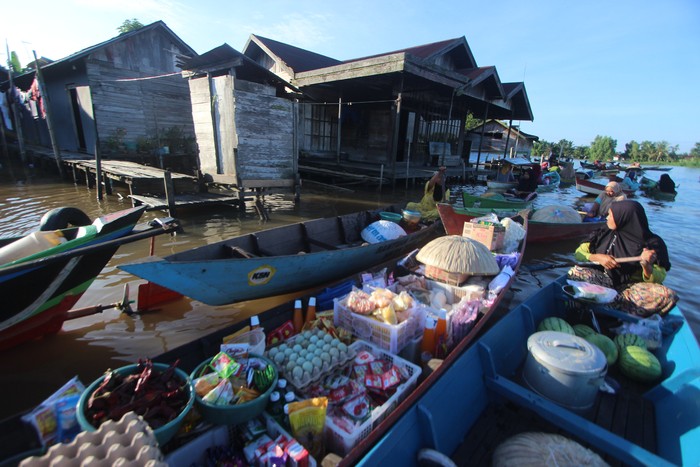 Pasar Apung Desa Lok Baintan Loyo Diterjang Corona Pasar apung di Desa Lok Baintan, Kabupaten Banjar, Kalimantan Selatan, ikut terdampak corona. Pengunjung pasar apung tersebut kian sepi.