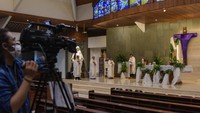 Di Indonesia, Umat Katolik mengikuti perayaan Kamis Putih di rumah melalui media daring di Gereja Santo Arnoldus Janssen kota Bekasi. ANTARA FOTO/Paramayuda.