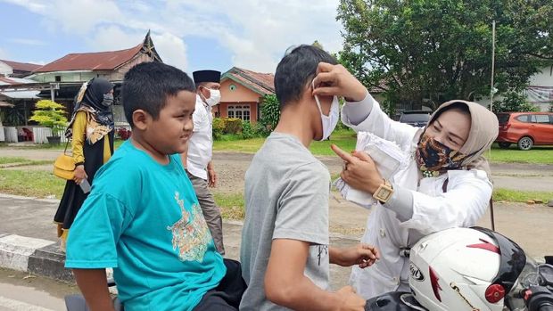 Gerindra Sumbar bagi masker