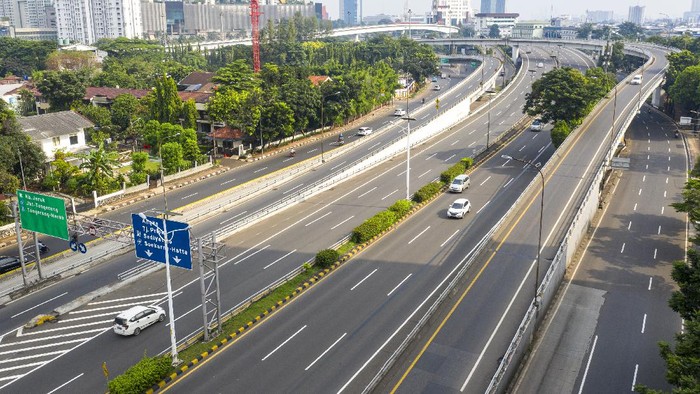Foto udara lalu lintas kendaraan menuju Jakarta di tol slipi, Jakarta, Jumat (10/4/2020). Dalam rangka percepatan penanganan COVID-19, Pemprov DKI Jakarta menerapkan Pembatasan Sosial Berskala Besar (PSBB) yang mulai berlaku Jumat (10/4) hingga 14 hari kedepan. ANTARA FOTO/Nova Wahyudi/pras.