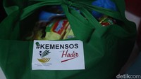 Bingkisan tersebut tertulis bantuan Presiden melalui Kemensos yang berisikan sembako.