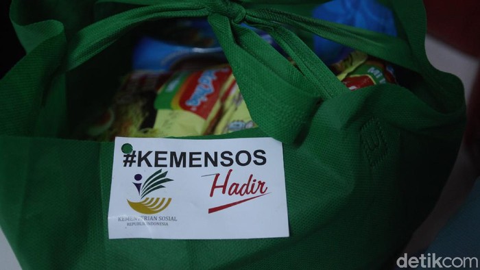 Bansos berupa sembako mulai didistribusikan kepada warga terdampak COVID-19. Bantuan sembako diberikan kepada sejumlah warga yang bekerja di Terminal Kalideres.