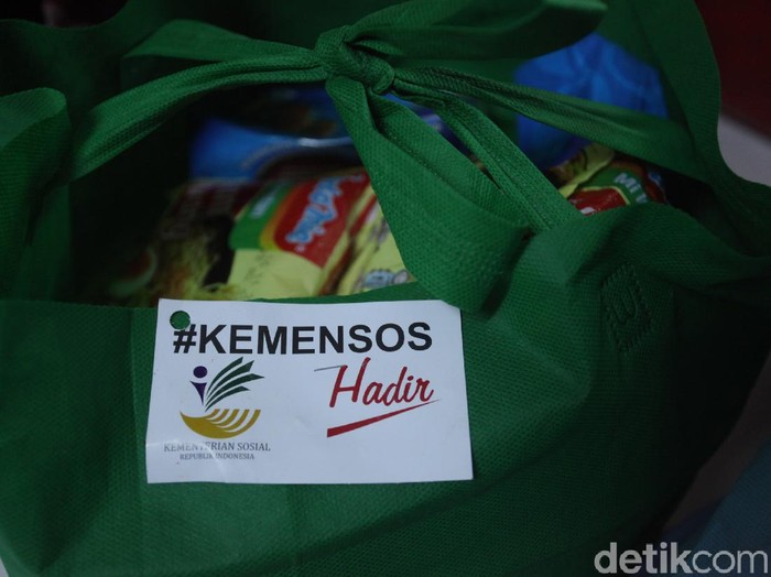 Bansos berupa sembako mulai didistribusikan kepada warga terdampak COVID-19. Bantuan sembako diberikan kepada sejumlah warga yang bekerja di Terminal Kalideres.