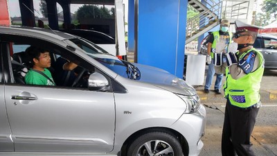 Polisi juga Periksa Kendaraan yang Masuk Tol Arah Jakarta