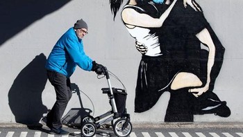 Berciuman di zaman corona juga terpaksa pakai masker (Foto: Boredpanda)