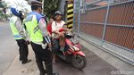 Polisi-Dishub Awasi Aktivitas Warga Jakbar di Hari Pertama PSBB