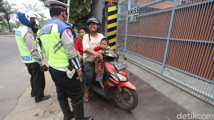 PSBB mulai diterapkan di kawasan Jakarta. Polisi dan Dishub DKI pun memberikan imbauan pada warga untuk kenakan masker dan terapkan social distancing.