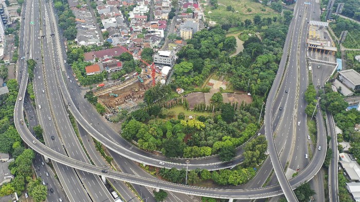 Foto udara lalu lintas kendaraan menuju Jakarta di tol slipi, Jakarta, Jumat (10/4/2020). Dalam rangka percepatan penanganan COVID-19, Pemprov DKI Jakarta menerapkan Pembatasan Sosial Berskala Besar (PSBB) yang mulai berlaku Jumat (10/4) hingga 14 hari kedepan. ANTARA FOTO/Nova Wahyudi/pras.