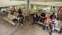 PSBB juga membuat para penumpang yang menunggu bus harus tetap menjaga jarak sosial atau social distancing selama diruang tunggu.