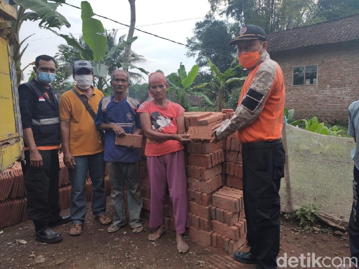 Keprihatinan keluarga Abdul Rasyid mengundang simpati pihak kepolisian. Ia dan keluarganya tinggal di bekas kandang sapi di Dusun Sumberwaru, Desa Sumberkalong, Kecamatan Kalisat