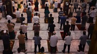 Pengurus masjid setempat menerapkan physical distancing (pembatasan sosial atau menjaga jarak) saat shalat jumat dan shalat wajib untuk mencegah penyebaran COVID-19.