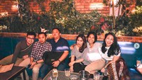 Vanessa kelihatan senang saat kumpul bersama teman-teman dekatnya. Mereka habiskan waktu bersama di sebuah kafe. Foto: Instagram vanessasurya
