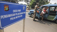Petugas Satpol PP menghentikan angkot yang tidak mengikuti aturan PSBB saat memasuki kawasan Jakarta di Jalan Raya Bogor, Jakarta Timur, Jumat (10/4/2020). ANTARA FOTO/Asprilla Dwi Adha.