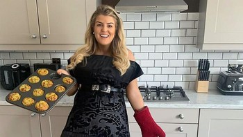 Wanita ini mengikuti #PillowChallenge sambil memanggang kue yang baru saja dimasaknya.