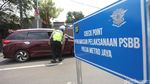 Polisi-Dishub Awasi Aktivitas Warga Jakbar di Hari Pertama PSBB