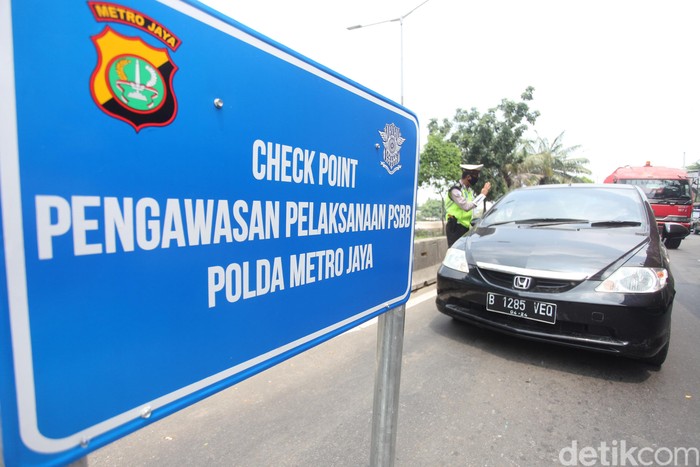 PSBB mulai diterapkan di kawasan Jakarta. Polisi dan Dishub DKI pun memberikan imbauan pada warga untuk kenakan masker dan terapkan social distancing.