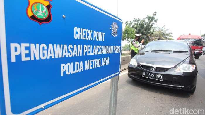 PSBB mulai diterapkan di kawasan Jakarta. Polisi dan Dishub DKI pun memberikan imbauan pada warga untuk kenakan masker dan terapkan social distancing.
