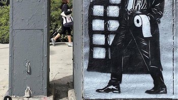 Teachr1 (nama seniman) asal Los Angeles, USA. Dalam gambarnya ia seolah menggambarkan orang-orang banyak yang menimbun barang yang paling dibutuhkan saat pandemi virus Corona ini. (Foto: Boredpanda)