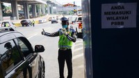 Petugas juga membatasi penumpang di dalam kendaraannya sesuai dengan Pergub hanya 2-3 orang untuk jenis kendaraan sedan.