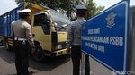 Polisi-Dishub Awasi Aktivitas Warga Jakbar di Hari Pertama PSBB