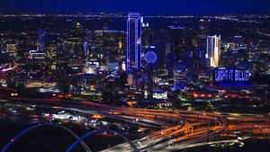 Cahaya Biru di Texas Dukungan untuk Perangi Corona