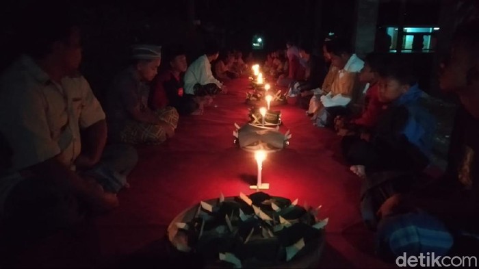 Banyak cara dan upaya yang dilakukan masyarakat untuk menolak wabah virus Corona. Di antaranya Baritan Pagebluk yang digelar warga Kecamatan Nglegok, Kabupaten Blitar.