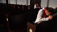 Romo berdoa ketika mengikuti Ibadah Jumat Agung di Gereja Katedral Surabaya, Jawa Timur, Jumat (10/4/2020). ANTARA FOTO/Zabur Karuru.