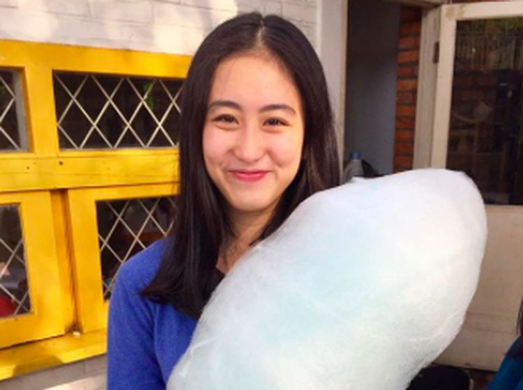 Keseruan Vanessa Surya Saat Makan Gulali hingga Es Dawet