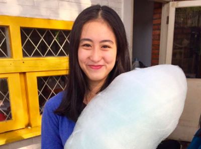 Keseruan Vanessa Surya Saat Makan Gulali hingga Es Dawet