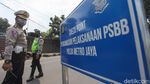 Polisi-Dishub Awasi Aktivitas Warga Jakbar di Hari Pertama PSBB