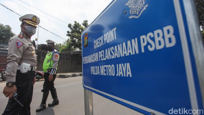 PSBB mulai diterapkan di kawasan Jakarta. Polisi dan Dishub DKI pun memberikan imbauan pada warga untuk kenakan masker dan terapkan social distancing.