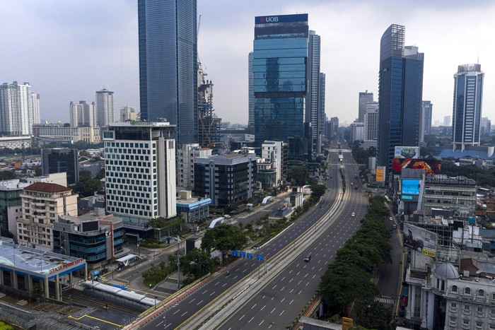 Sejumlah kendaraan melintas di Jalan Jenderal Sudirman, Jakarta Pusat, Jumat (10/4/2020). Pemprov DKI Jakarta mulai memberlakukan Pembatasan Sosial Berskala Besar (PSBB) selama 14 hari dimulai pada 10 April hingga 23 April 2020.  ANTARA FOTO/Sigid Kurniawan/pras.