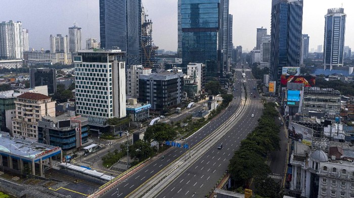 Sejumlah kendaraan melintas di Jalan Jenderal Sudirman, Jakarta Pusat, Jumat (10/4/2020). Pemprov DKI Jakarta mulai memberlakukan Pembatasan Sosial Berskala Besar (PSBB) selama 14 hari dimulai pada 10 April hingga 23 April 2020.  ANTARA FOTO/Sigid Kurniawan/pras.