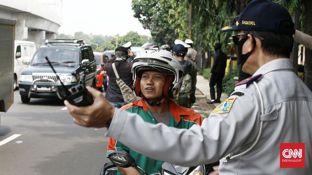 Masih banyak pengendara sepeda motor yang tak memakai masker saat PSBB berlaku 