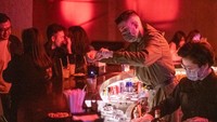 Selain Wuhan, salah satu tempat hiburan malam di Beijing kembali buka setelah kota itu di lockdown. Bartender di sana menggunakan masker dan sarung tangan.Foto: Istimewa