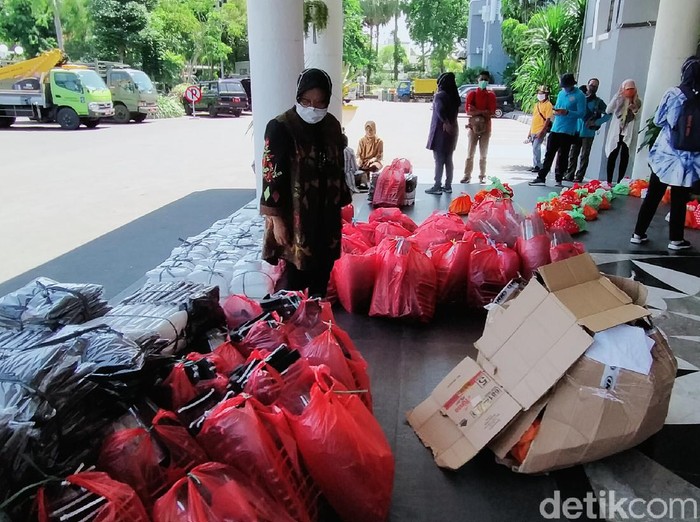 Pemkot Surabaya mendistribusikan Alat Pelindung Diri (APD) untuk tenga medis ke puluhan rumah sakit. Pembagian APD ini untuk menunjang kinerja dan melindungan tenaga medis saat menangani pasien Corona.