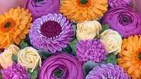 Tak hanya warna-warna soft dan berkesan anggun saja yang Jane Taylor ciptakan. Ia pun menggunakan campuran warna ungu, oranye, dan krem yang terlihat ceria. Padahal hanya terbuat dari buttercream, tapi persis aslinya ya! Foto: Instagram @cakesbyjanetaylor