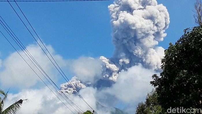 Penampakan rrupsi Merapi 10/4/2020 dari sisi lereng Boyolali