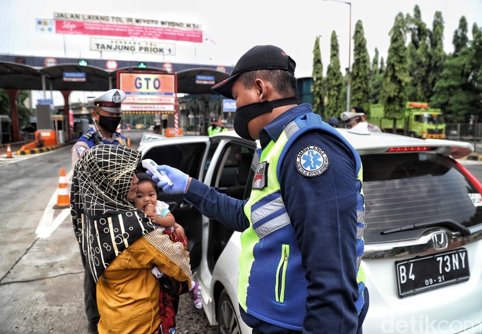Penerapan PSBB di Pintu Masuk Tol Tanjung Priok Pembatasan Sosial Berskala Besar diterapkan di seluruh wilayah DKI Jakarta. Petugas gabungan dikerahkan untuk awasi penerapan PSBB di utara Jakarta.