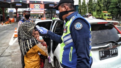 Begini Pemeriksaan PSBB di Pintu Masuk Tol Tanjung Priok