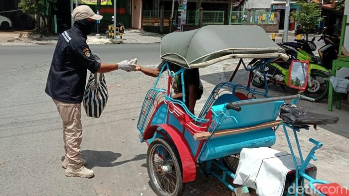 Pembagian bantuan terdampak Corona oleh Korpri Purworejo