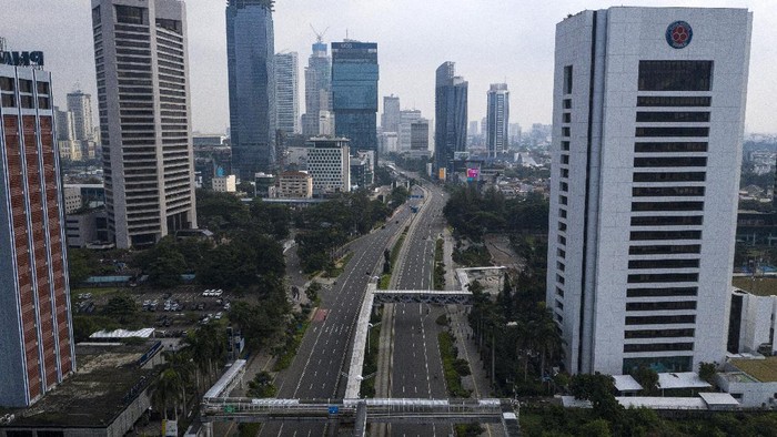 Sejumlah kendaraan melintas di Jalan Jenderal Sudirman, Jakarta Pusat, Jumat (10/4/2020). Pemprov DKI Jakarta mulai memberlakukan Pembatasan Sosial Berskala Besar (PSBB) selama 14 hari dimulai pada 10 April hingga 23 April 2020.  ANTARA FOTO/Sigid Kurniawan/pras.