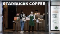 Hampir semua gerai Starbucks di China mulai buka kembali. Para pegawai tetap mengecek suhu pengunjung sebelum masuk ke dalam kafe. Foto: Istimewa