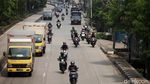 Hari Pertama PSBB, Petugas Bubarkan Kerumunan di Daan Mogot